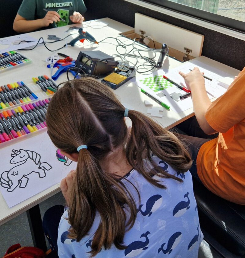Kinder arbeiten und lernen gemeinsam in einer offenen Lernumgebung der Kinderuniversität.